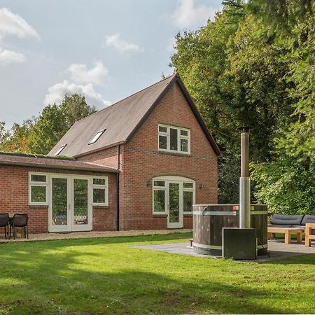 Beautiful English Villa With Hottub Zuidwolde  Exterior photo