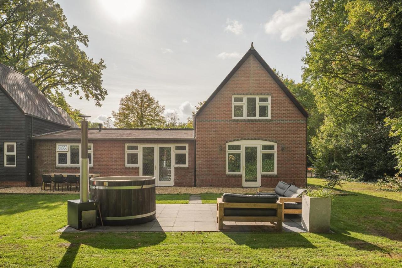 Beautiful English Villa With Hottub Zuidwolde  Exterior photo